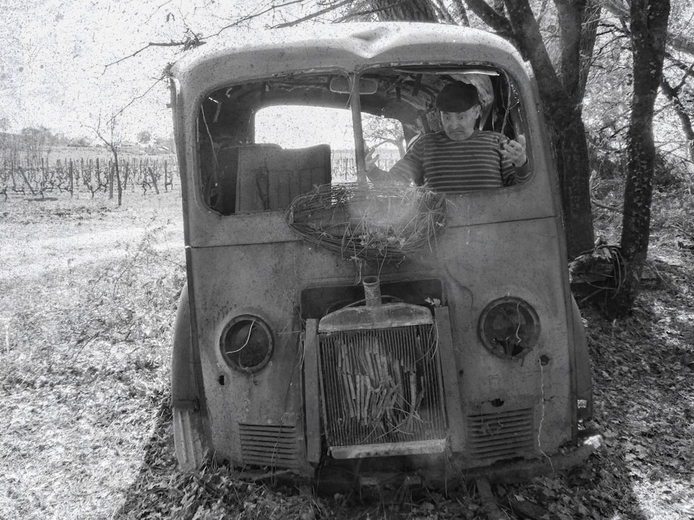 Ein Schwarz-Weiß-Foto eines alten Lastwagens