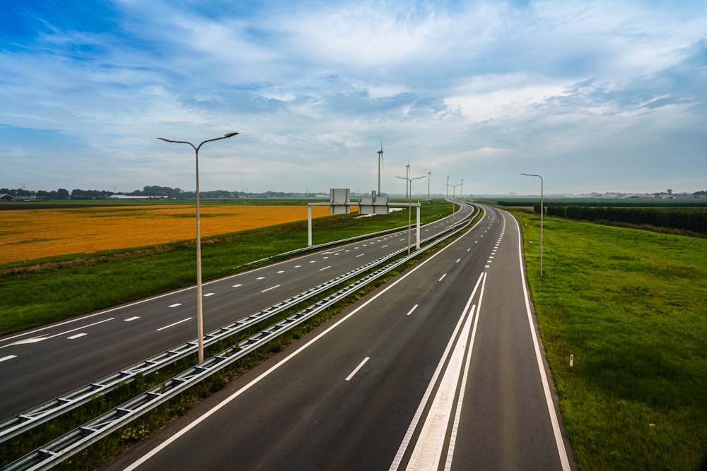 a highway that is next to a grassy field