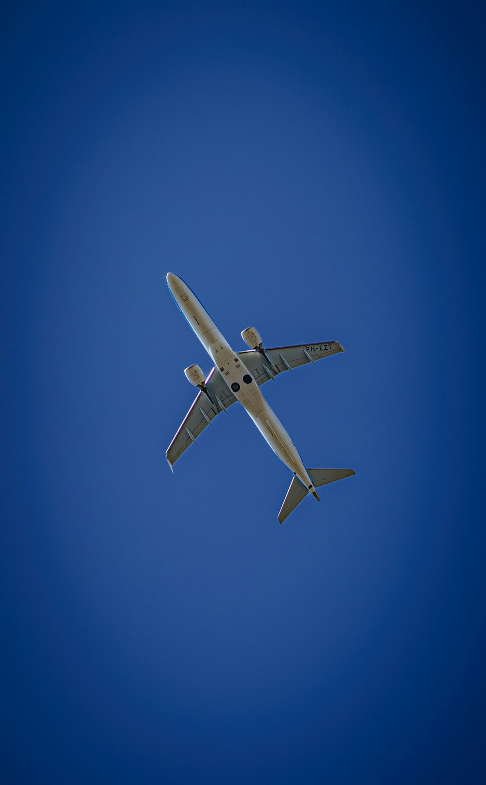 un grand avion volant dans un ciel bleu