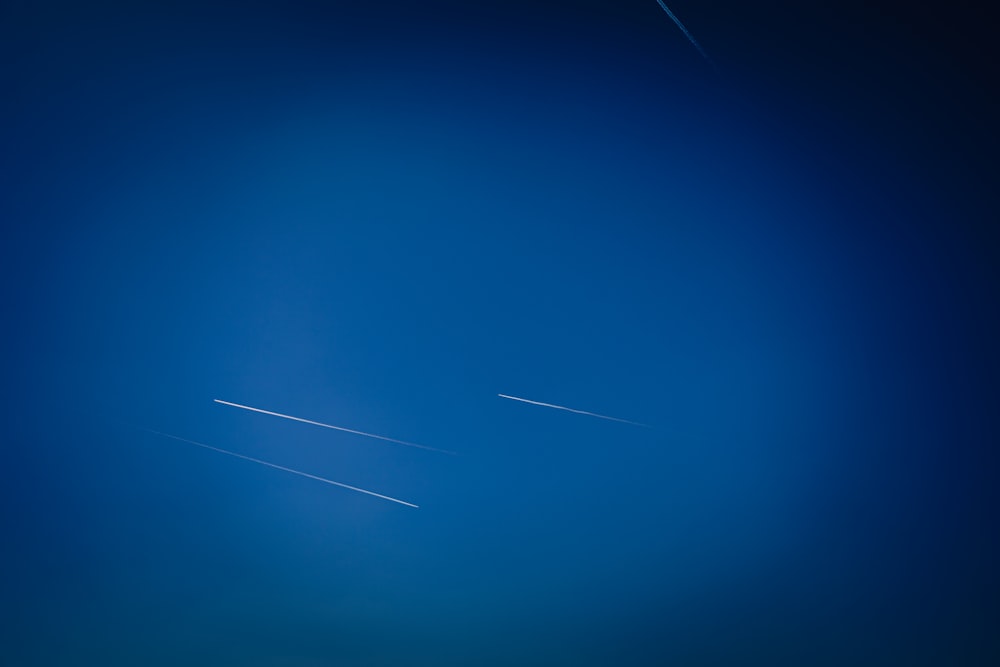 Ein Flugzeug fliegt am blauen Himmel