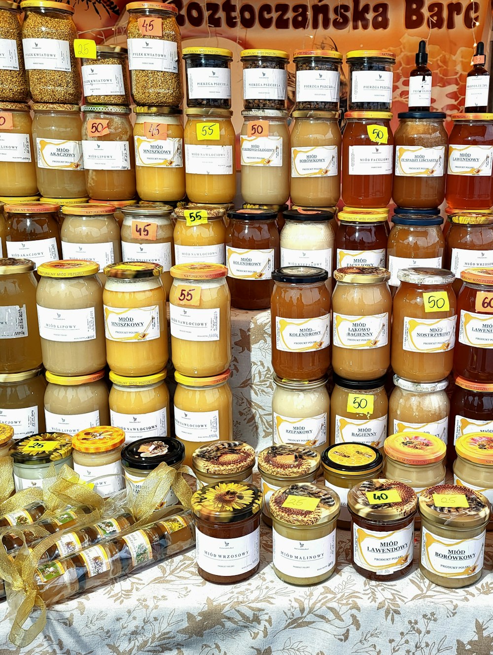 un étalage de pots de différentes sortes de miel