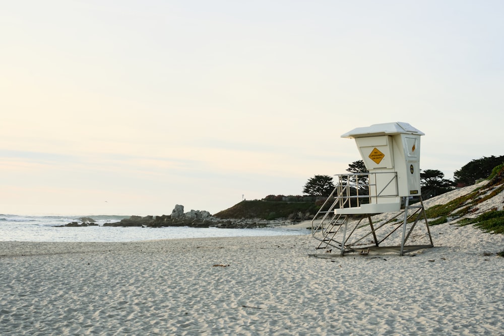 ein Rettungsschwimmerturm an einem Strand in der Nähe des Ozeans