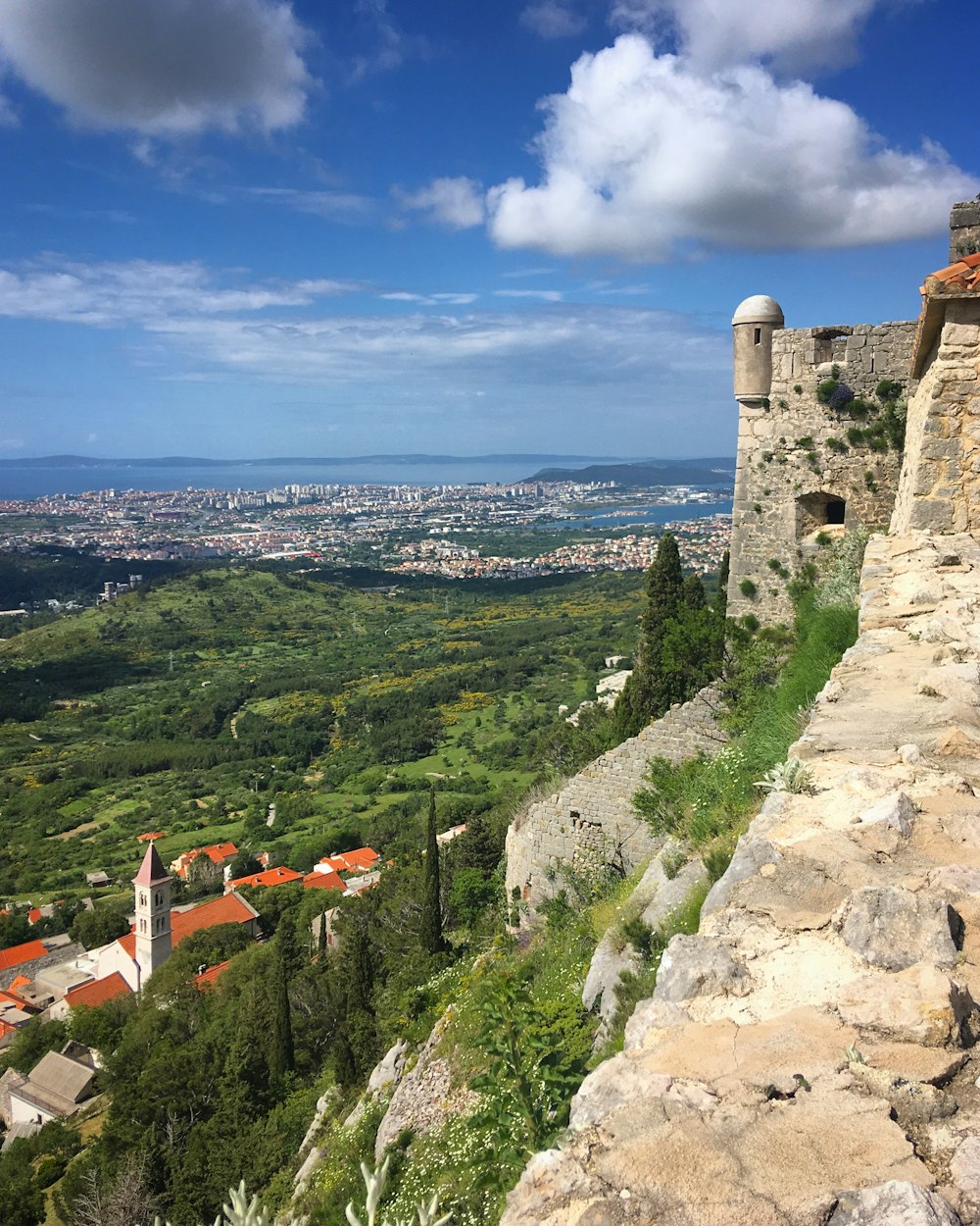 Una veduta di una città da un castello in cima a una collina