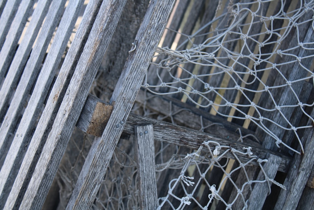 Un primer plano de una valla de madera con una red encima