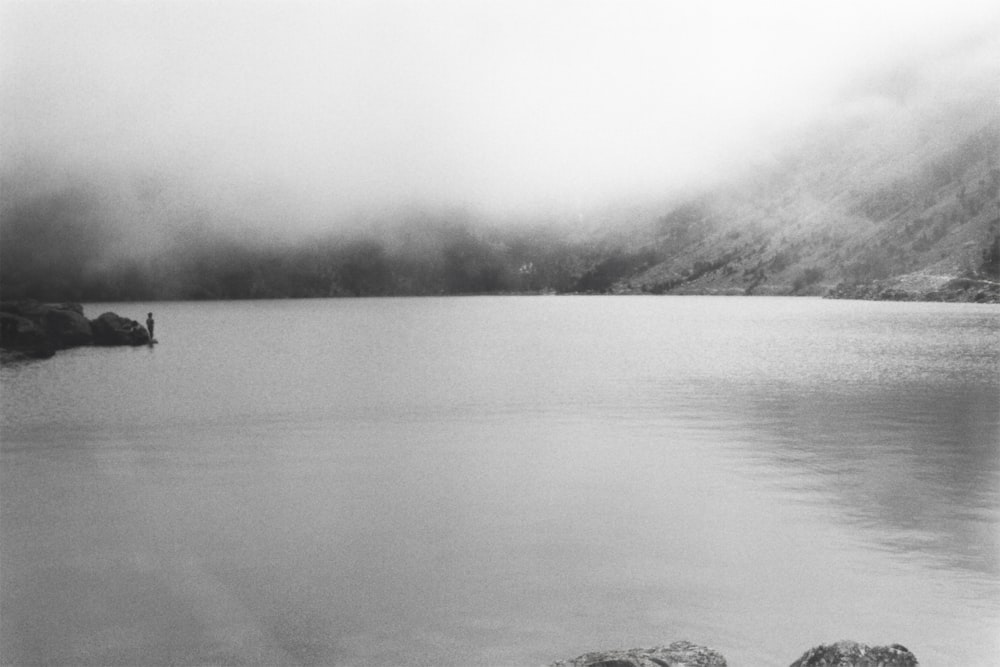 Une photo en noir et blanc d’un lac de montagne