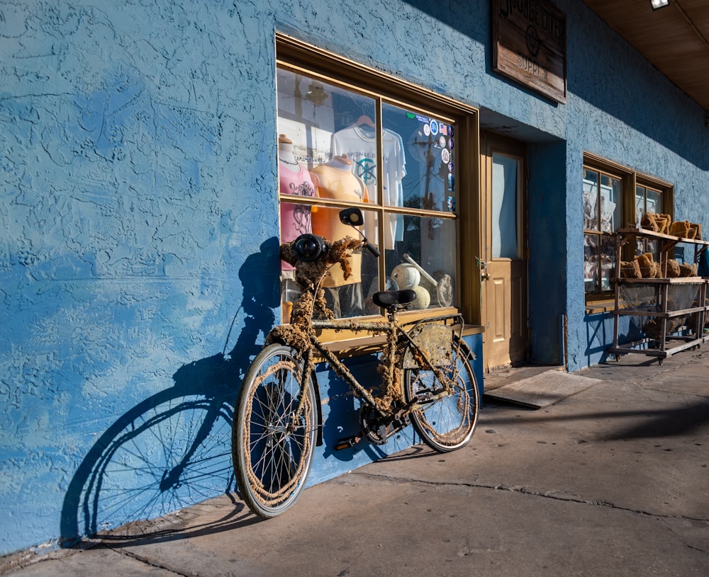 uma bicicleta está estacionada do lado de fora de uma loja