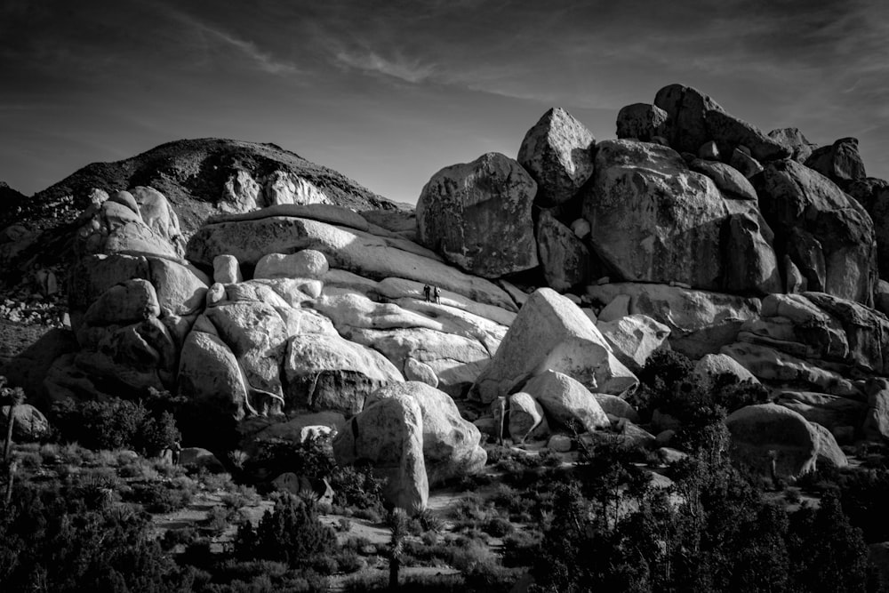 Una foto en blanco y negro de unas rocas