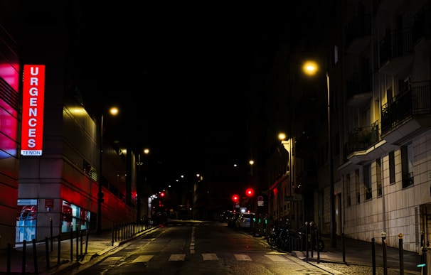 Emergency plumbing team arriving promptly at a Paris business location during nighttime.