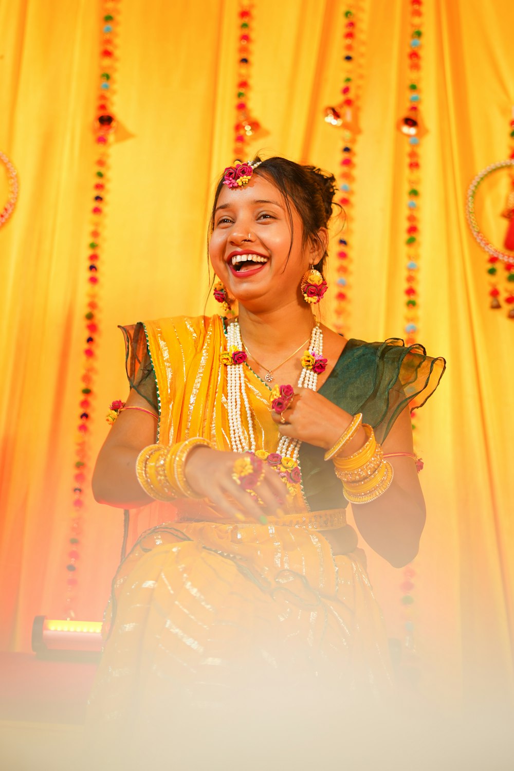 Une femme en robe jaune sourit