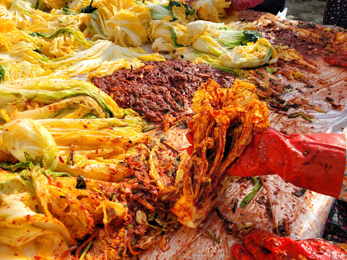 Bàn ăn chất đầy nhiều loại banchan đủ màu sắc