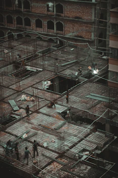 Construction workers collaborating on a modern building site in Puebla.