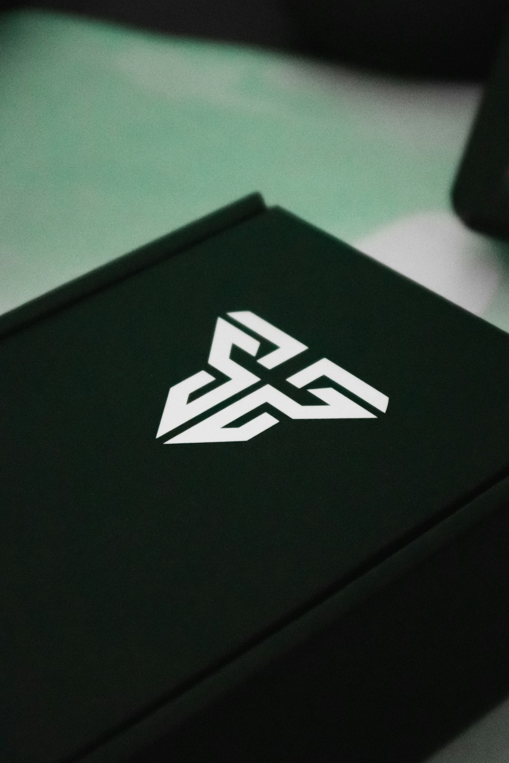una caja negra con un logotipo blanco