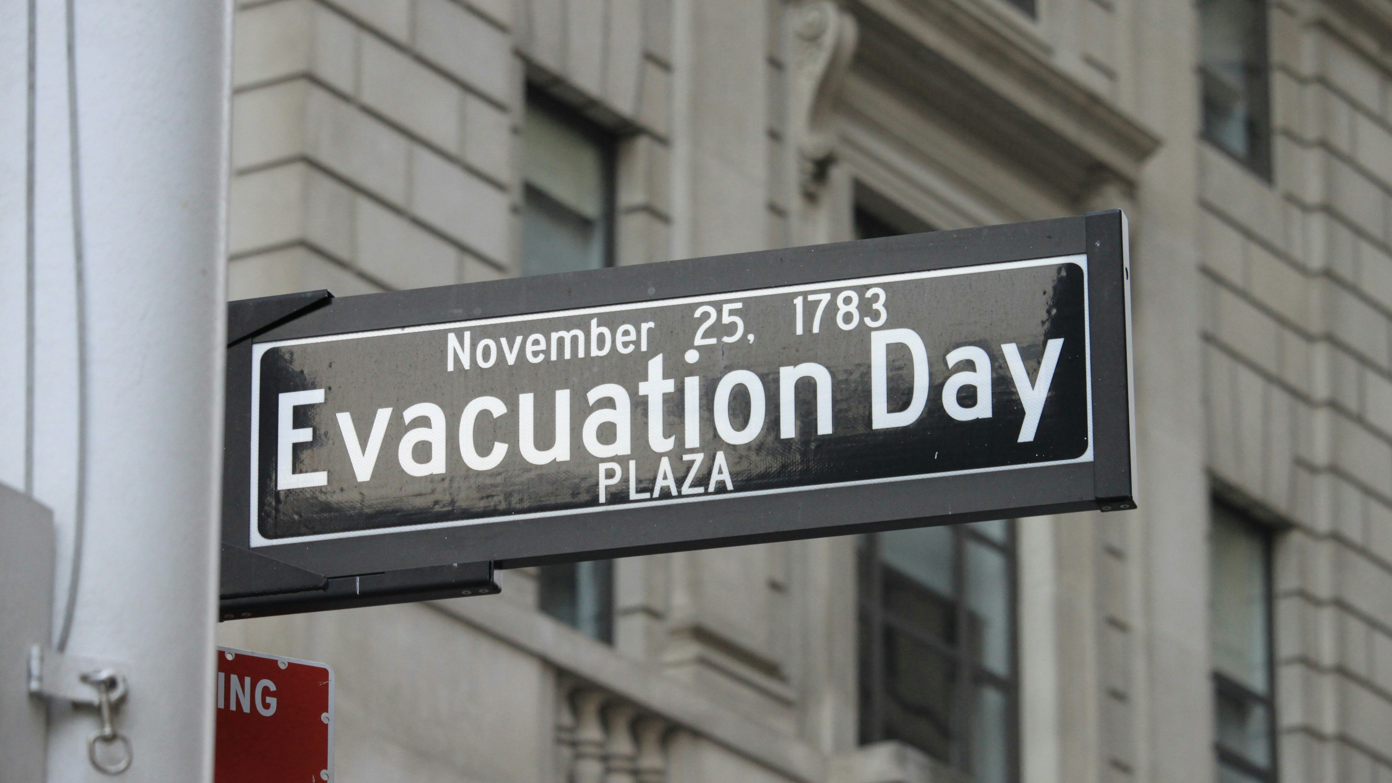 Uma placa em preto e branco que diz Dia da Evacuação