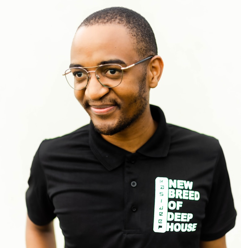 Étudiante jonglant entre ses cours et son travail