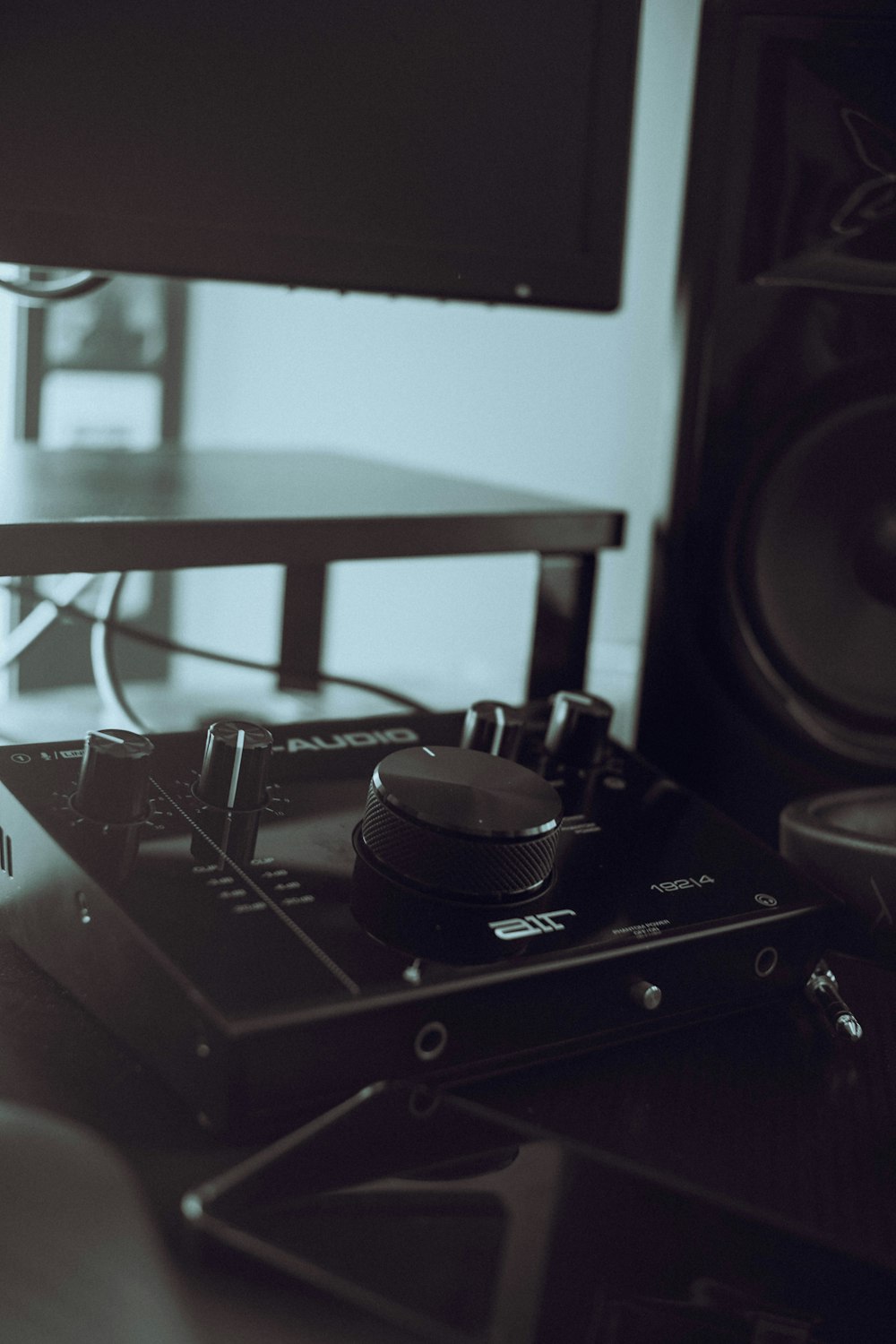 a black and white photo of a dj's turntable