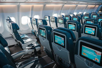 Screenshot of the seat booking page showing available, booked, and maintenance seats in distinct colors.