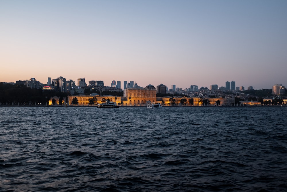 Un grande specchio d'acqua con una città sullo sfondo