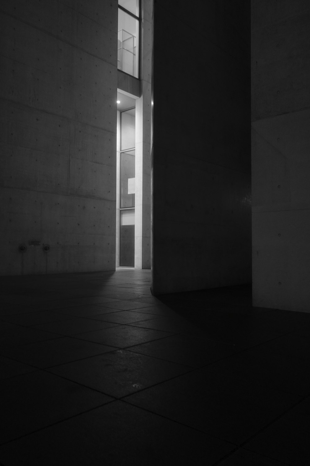 Una foto en blanco y negro de una puerta abierta