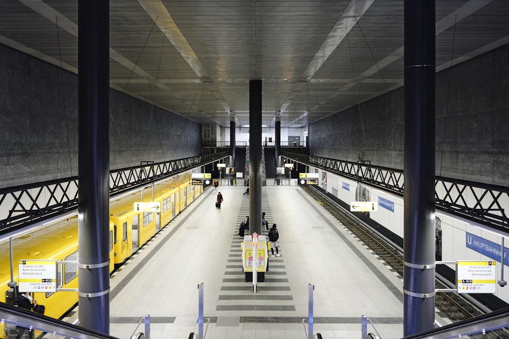 Una estación de tren con gente esperando sus trenes