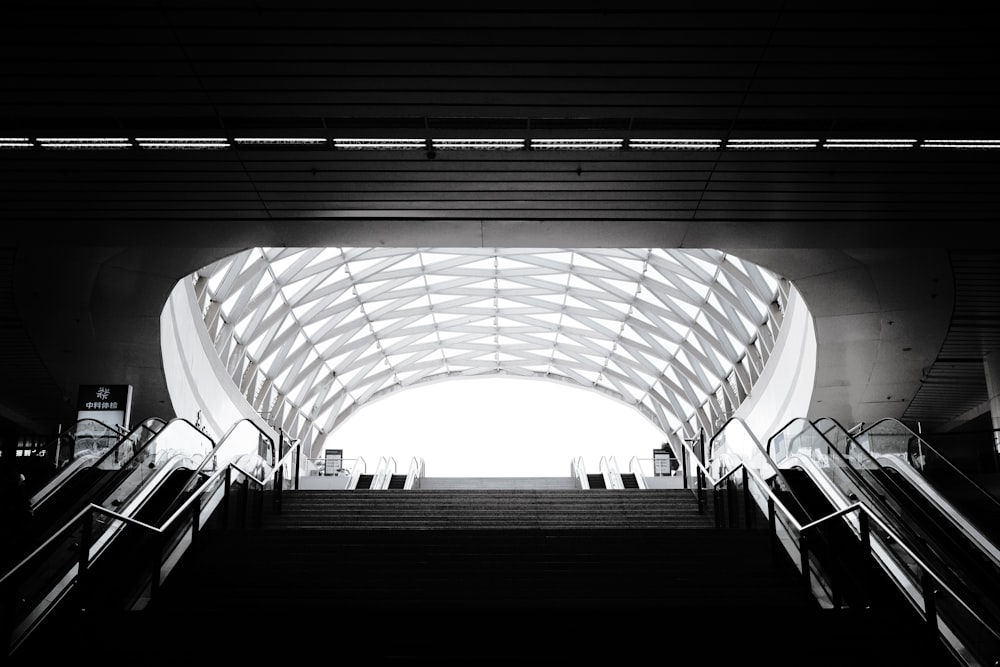 une photo en noir et blanc d’un escalator