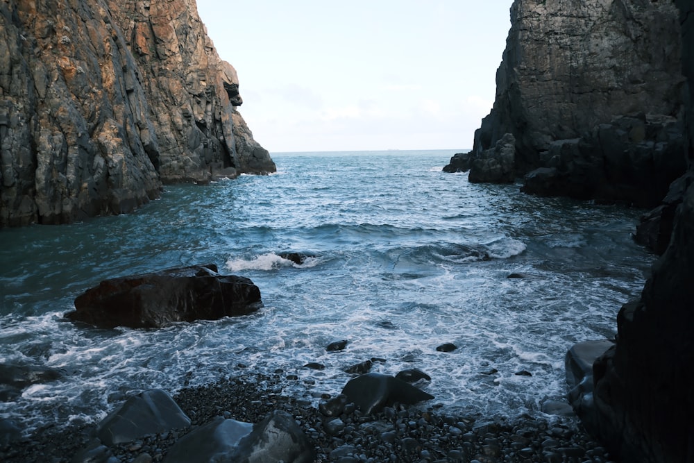 Un cuerpo de agua rodeado de acantilados rocosos
