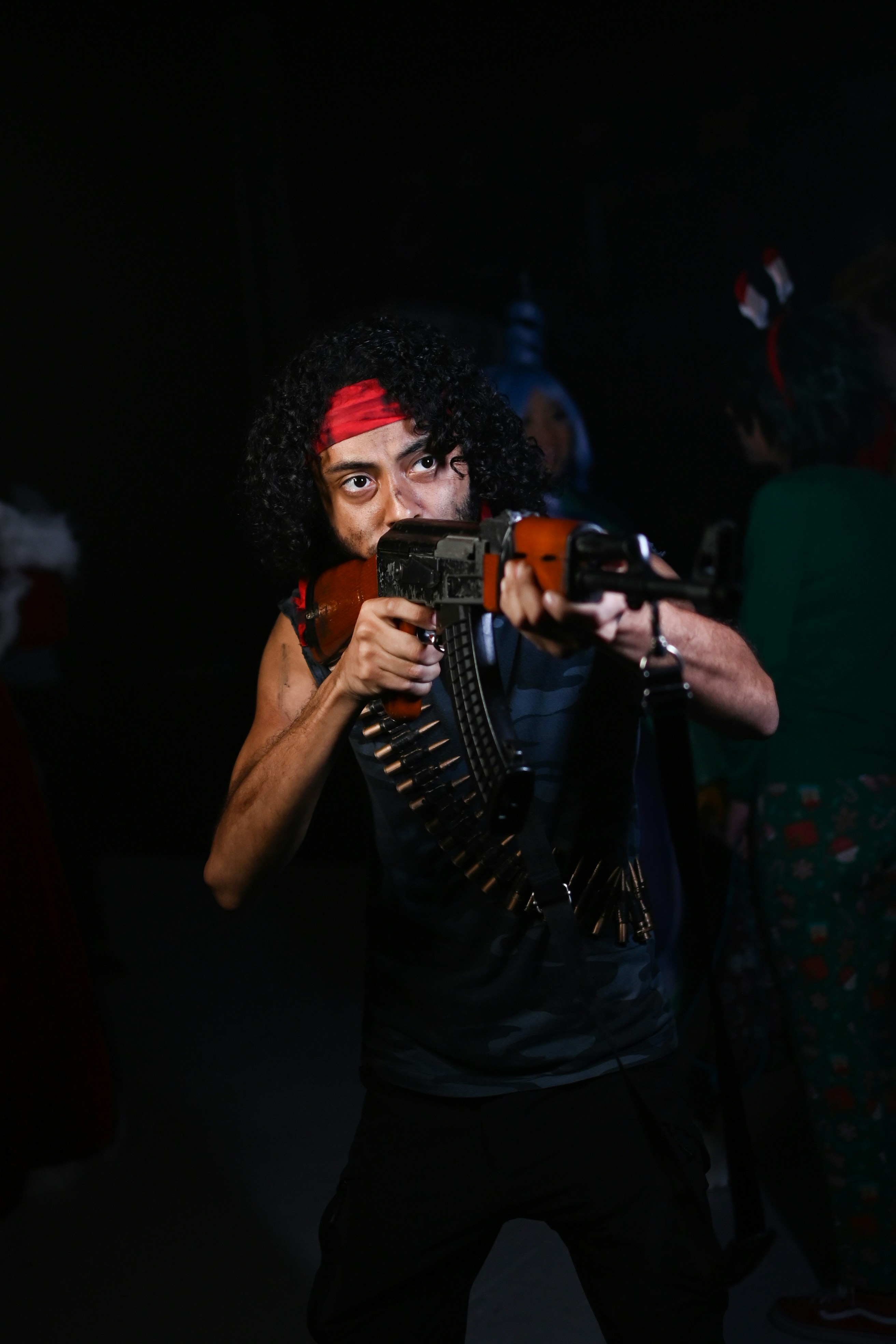 seorang pria dengan pistol di tangannya