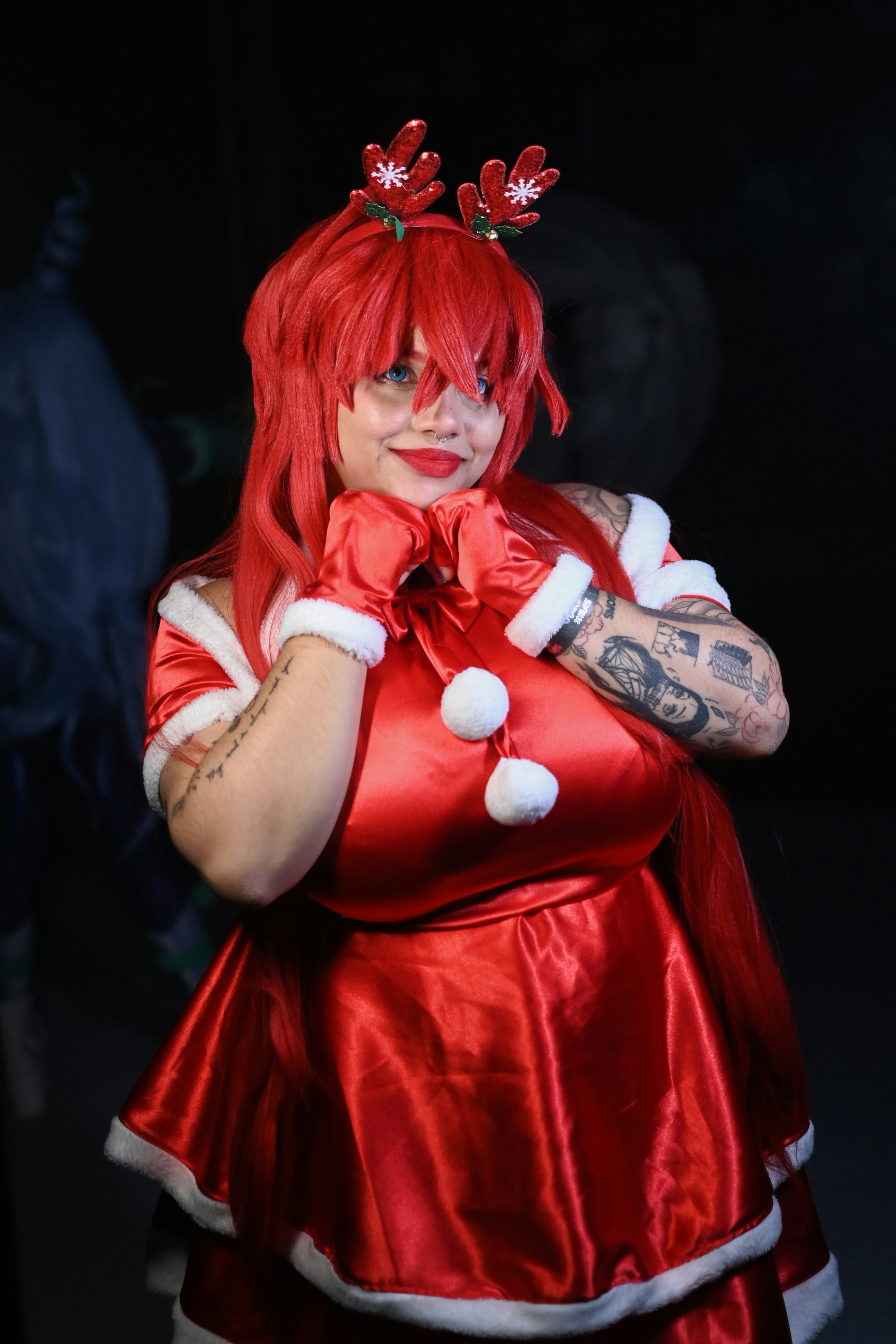 Seorang wanita dengan gaun merah dengan Santa Clause di kepalanya
