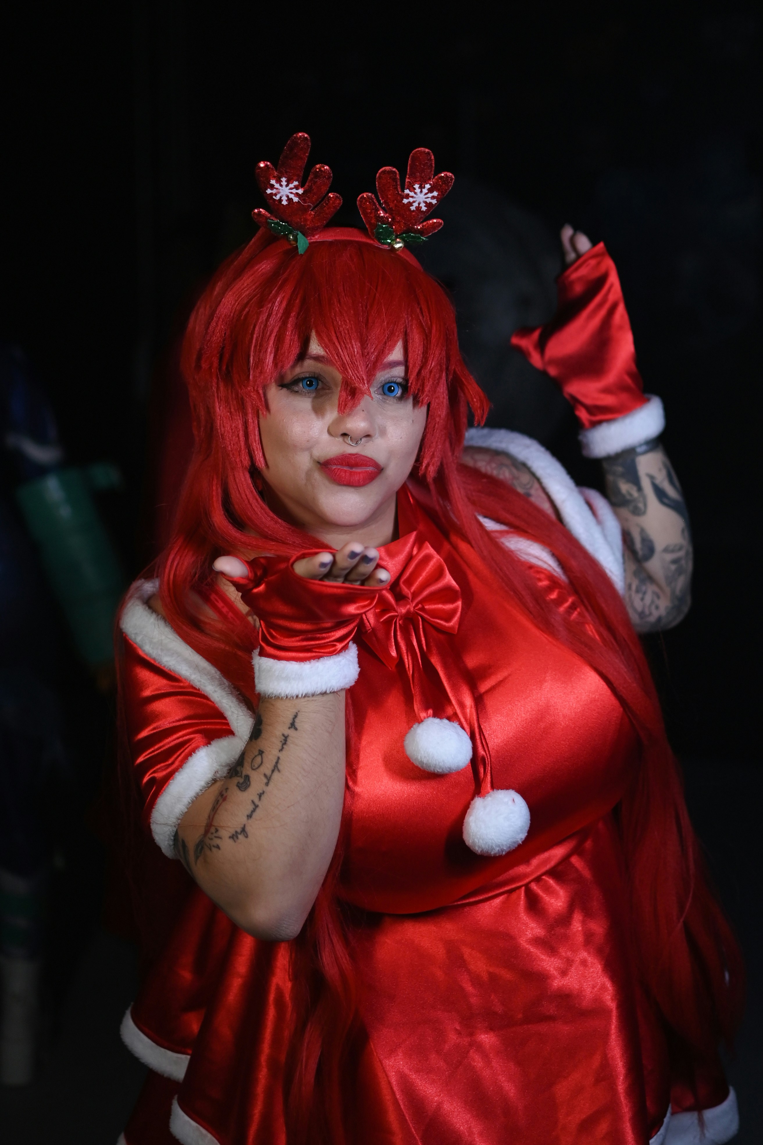 Seorang wanita berpakaian seperti Santa Clause memegang ponsel