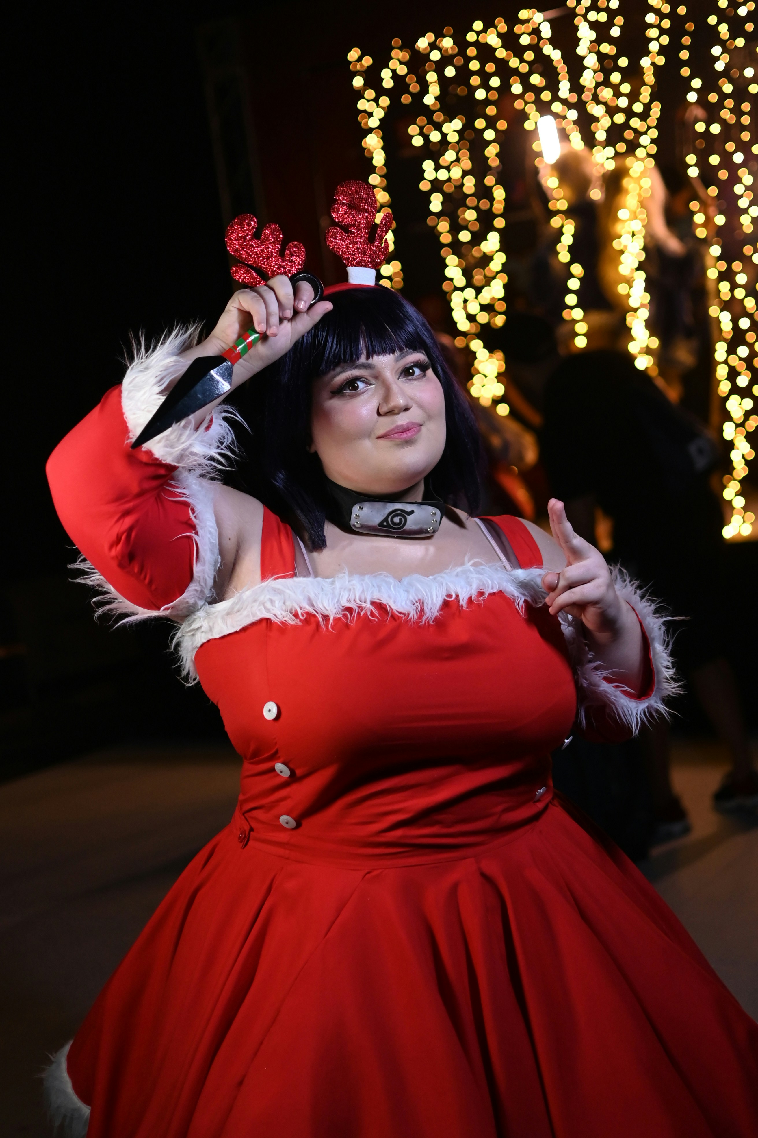 Seorang wanita mengenakan kostum Santa Clause