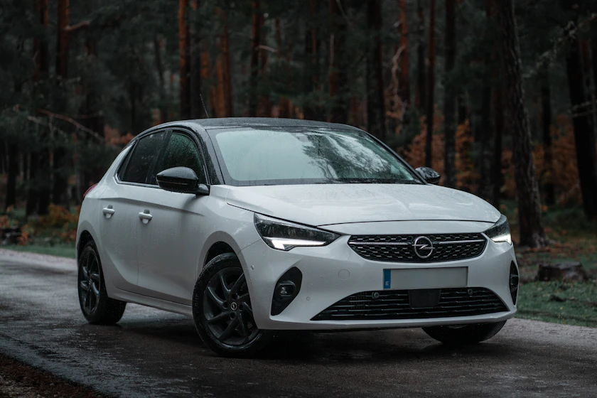 Opel-Fahrzeugmotiv aus der bereitgestellten Unsplash-Serie – Beispielaufnahme
