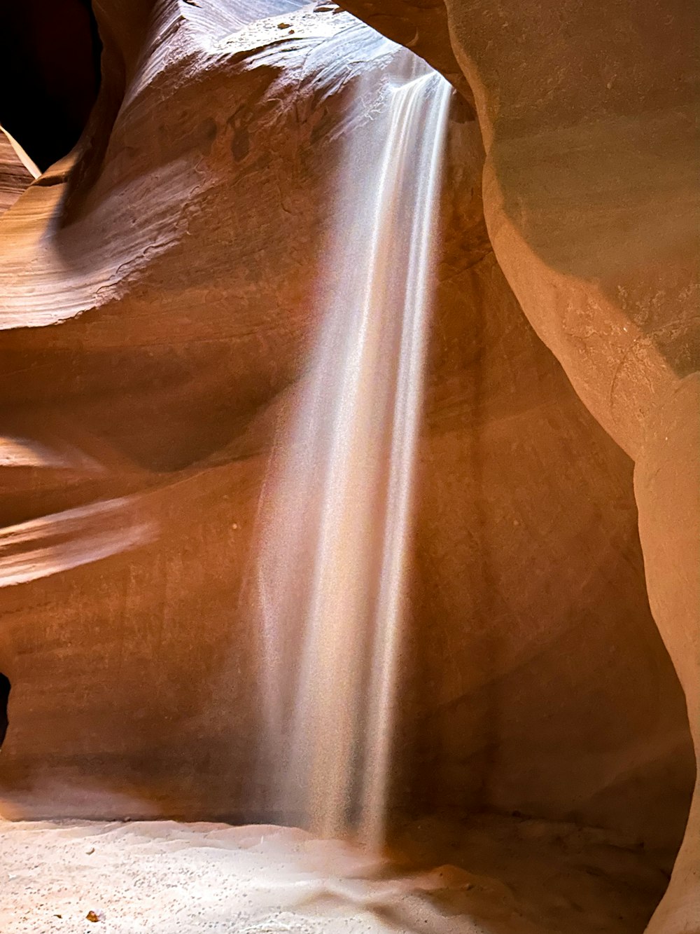 una piccola cascata che scende lungo il fianco di una scogliera