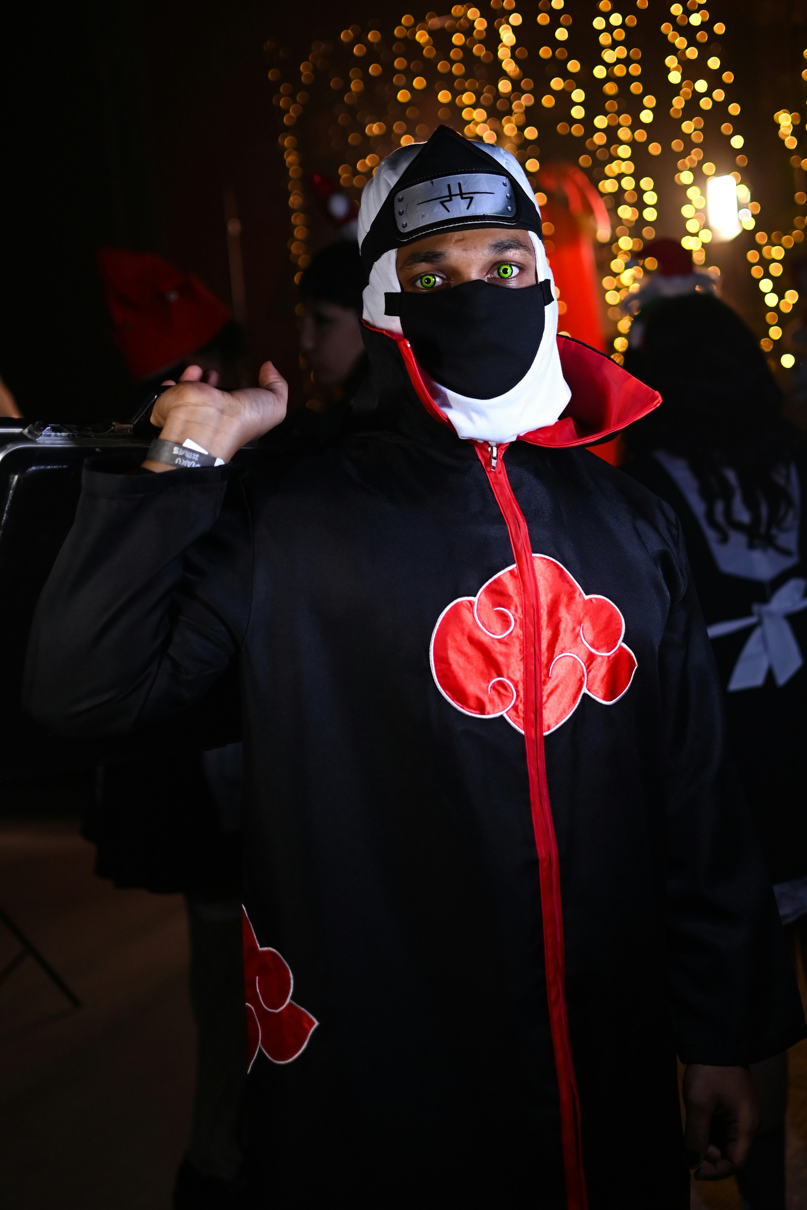 seorang pria mengenakan topeng dan jaket hitam
