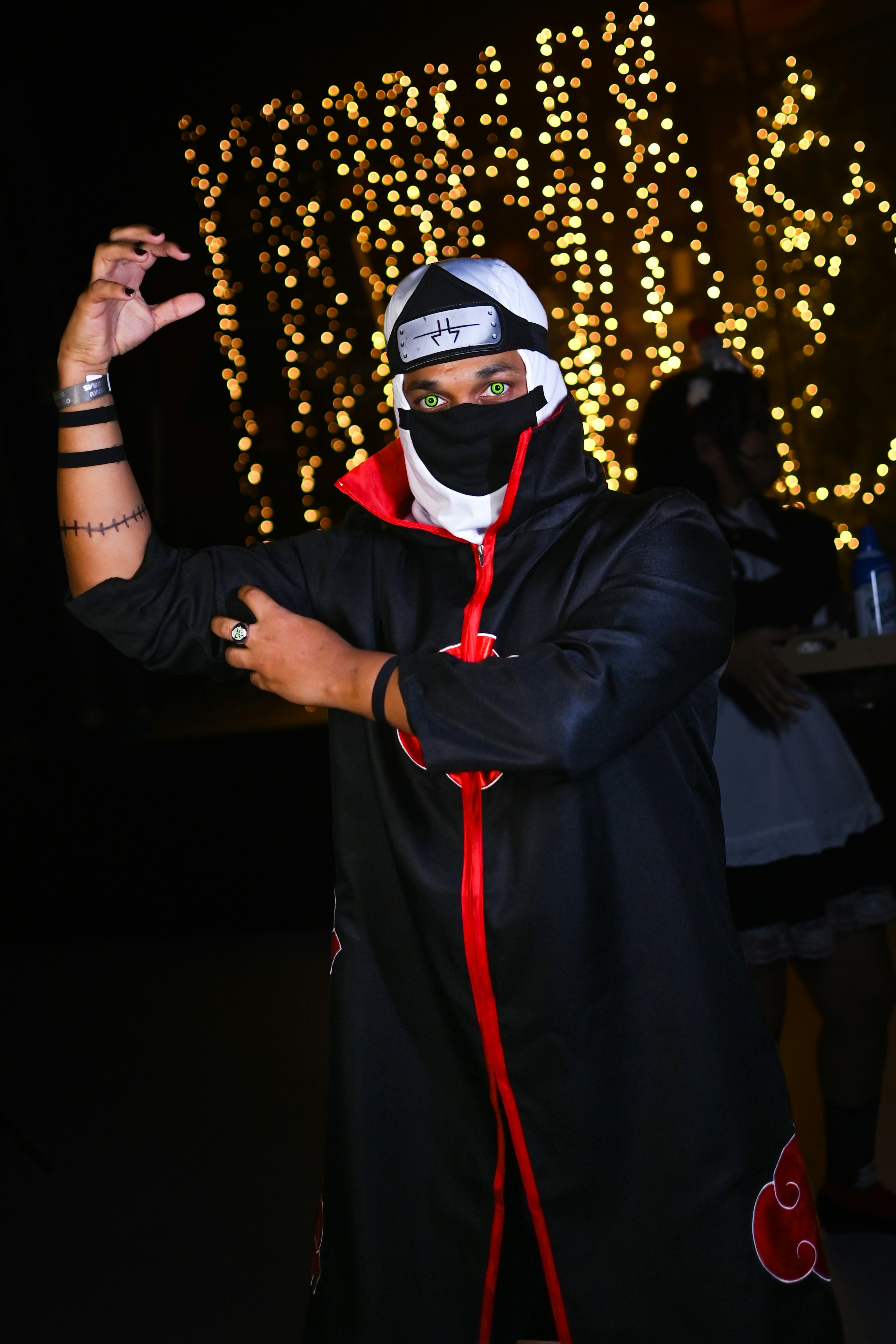seorang pria mengenakan topeng dan jaket hitam