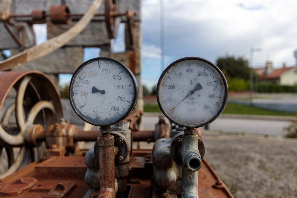 a couple of gauges sitting on top of a rusted train