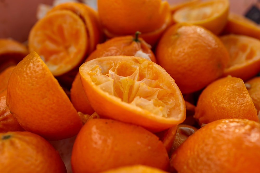 un tas d’oranges coupées en deux
