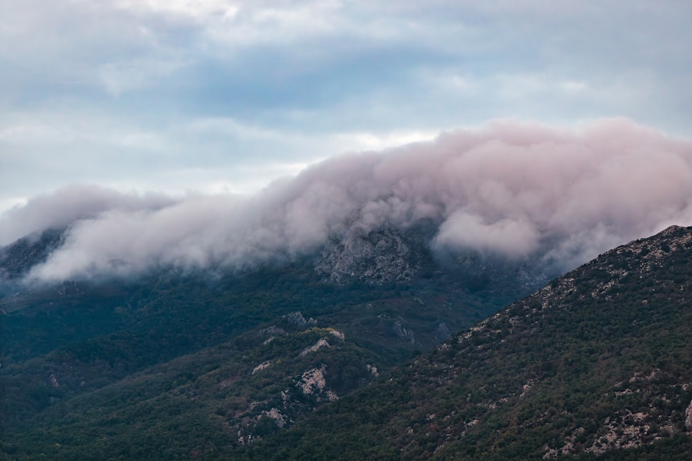 Una vista de una cadena montañosa con nubes en el cielo