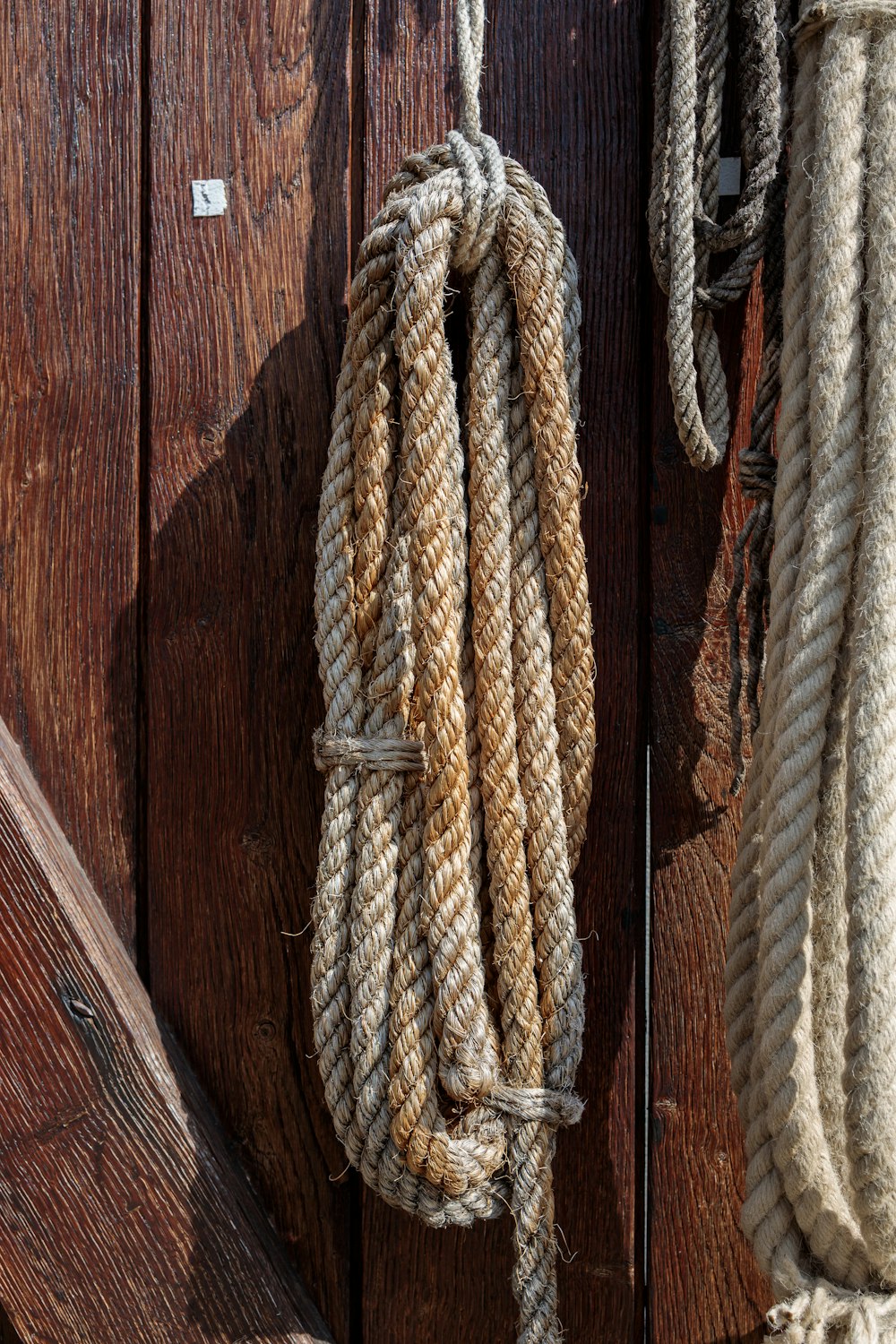 Eine Nahaufnahme von Seilen an einer Holzwand