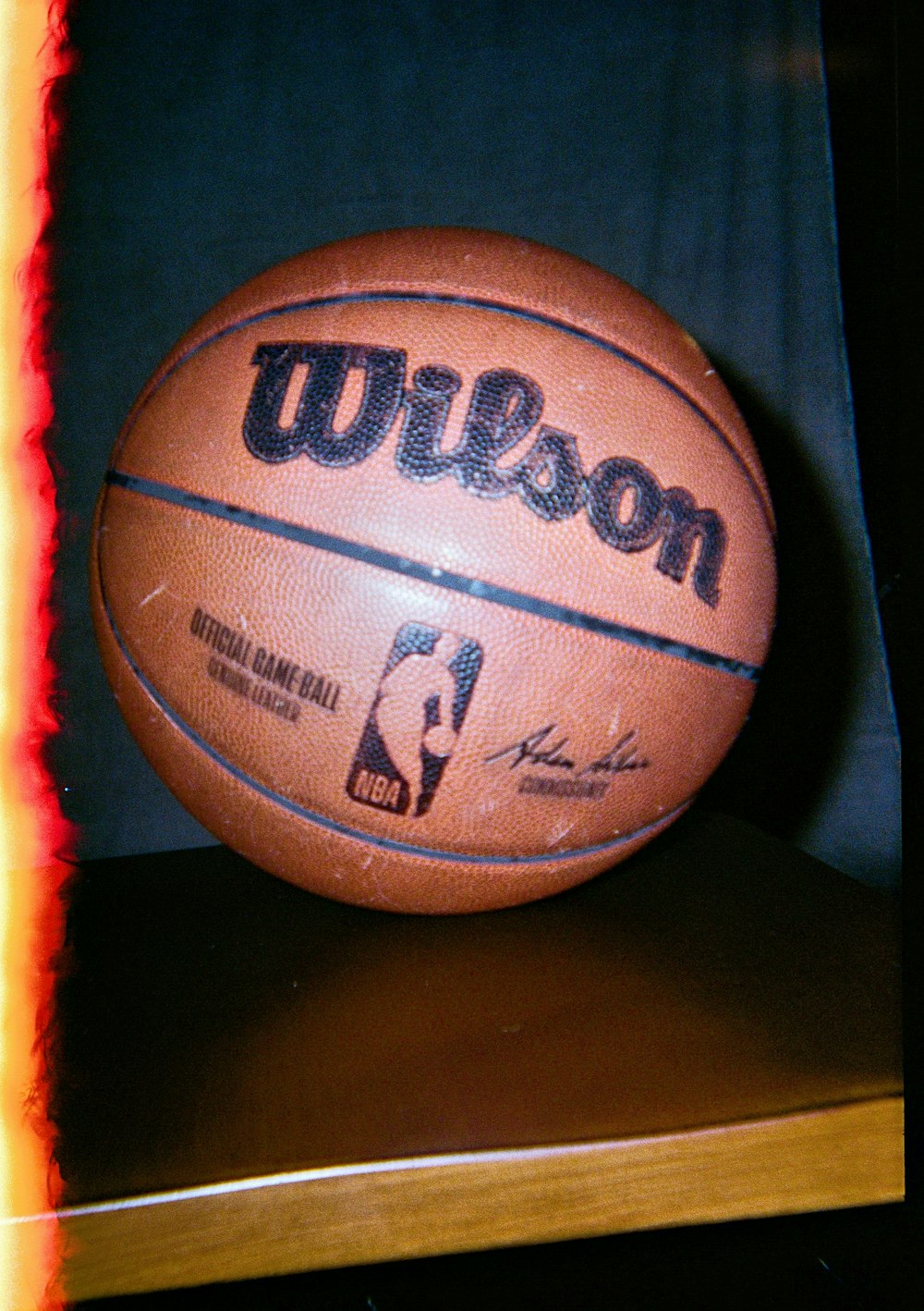 um close up de uma bola de basquete em uma prateleira