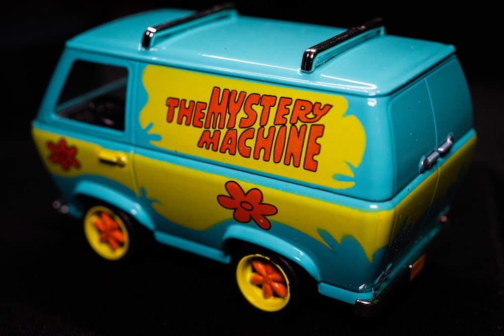 Una furgoneta de juguete con las palabras Mystery Machine pintadas en ella