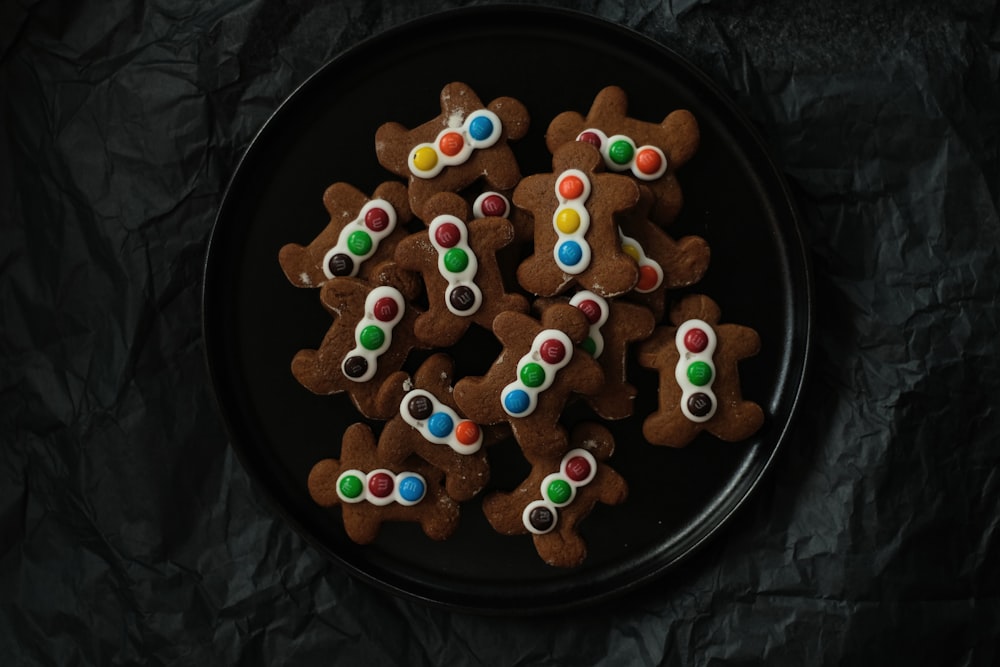 une assiette de biscuits décorés sur une table