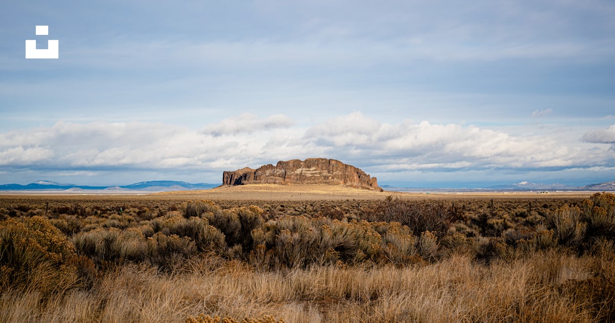 Un gros rocher au milieu d’un champ photo – Image gratuite de Rocher ...