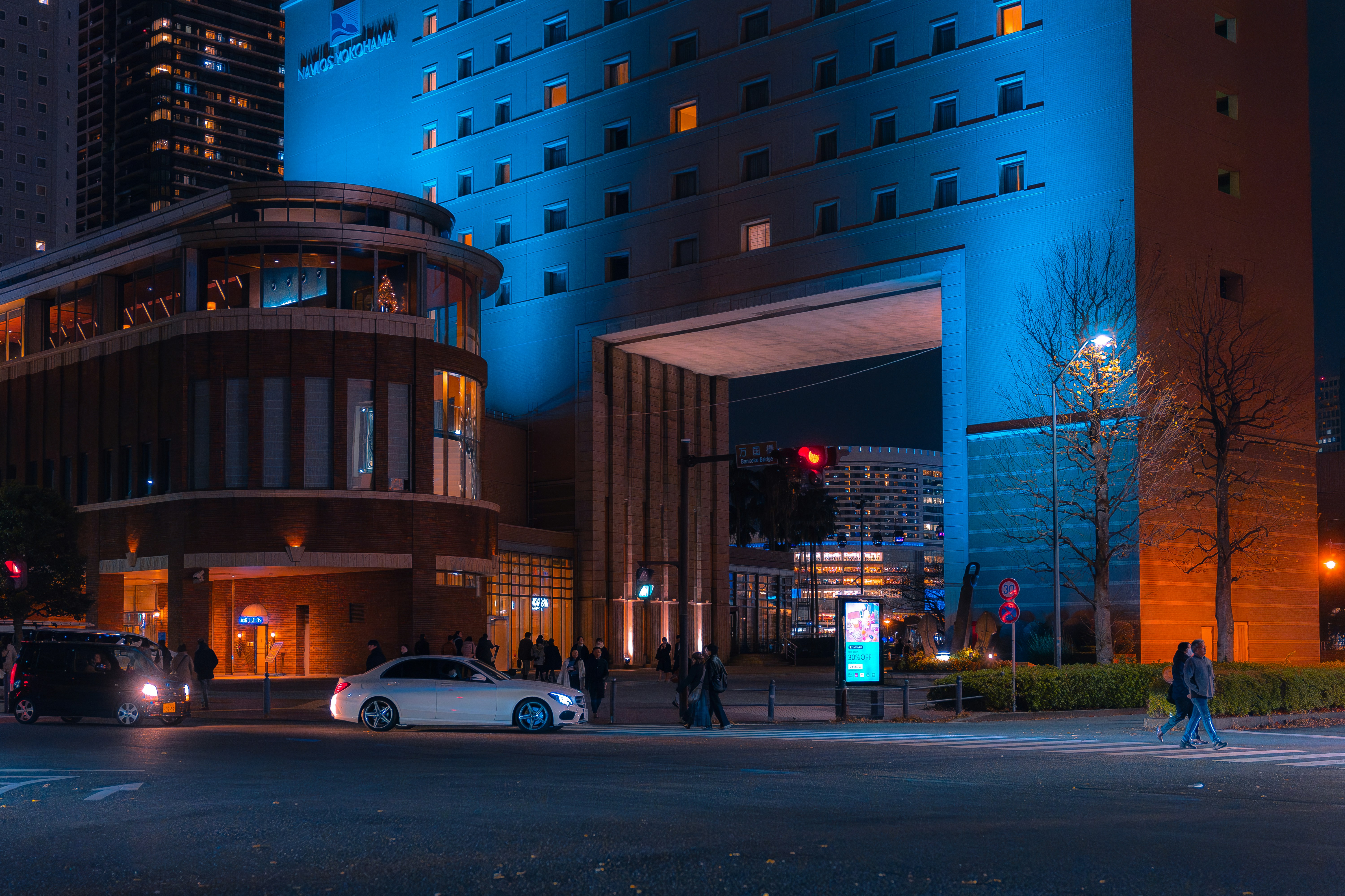 标志性地标建筑在夜间被蓝灯照亮，自闭症意识