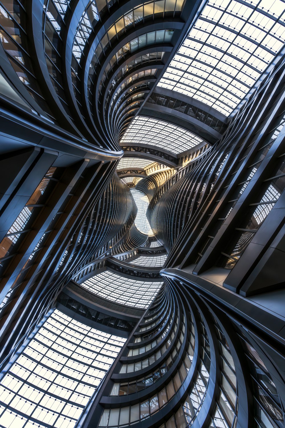 um edifício muito alto com muitas janelas