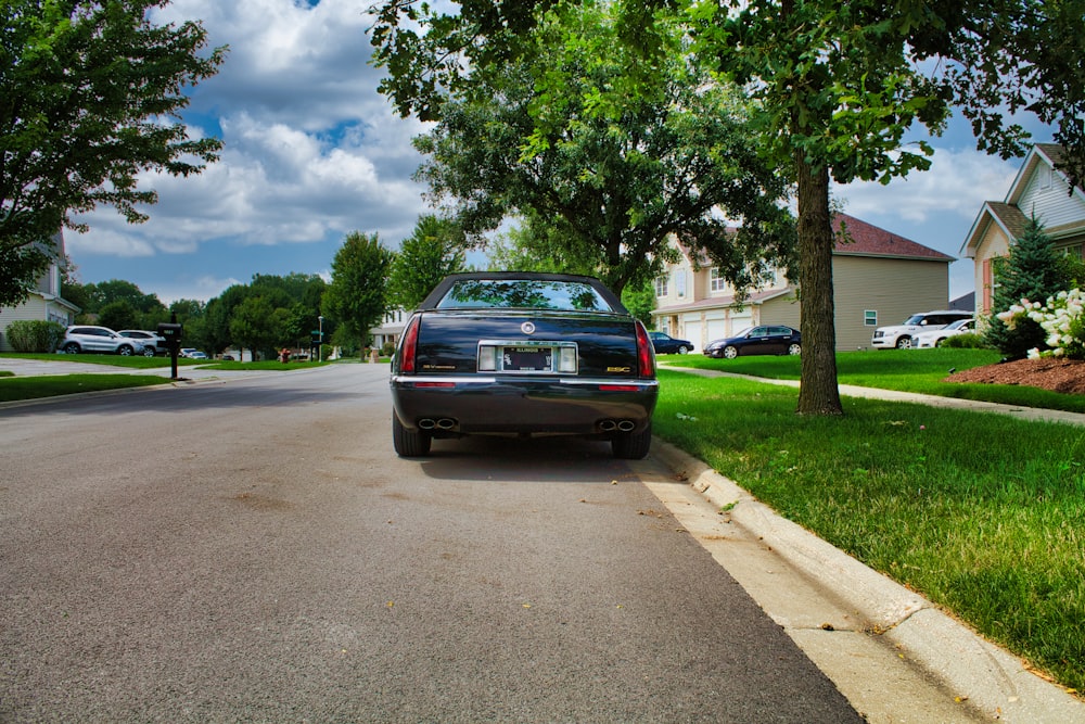 ein Auto, das am Straßenrand geparkt ist