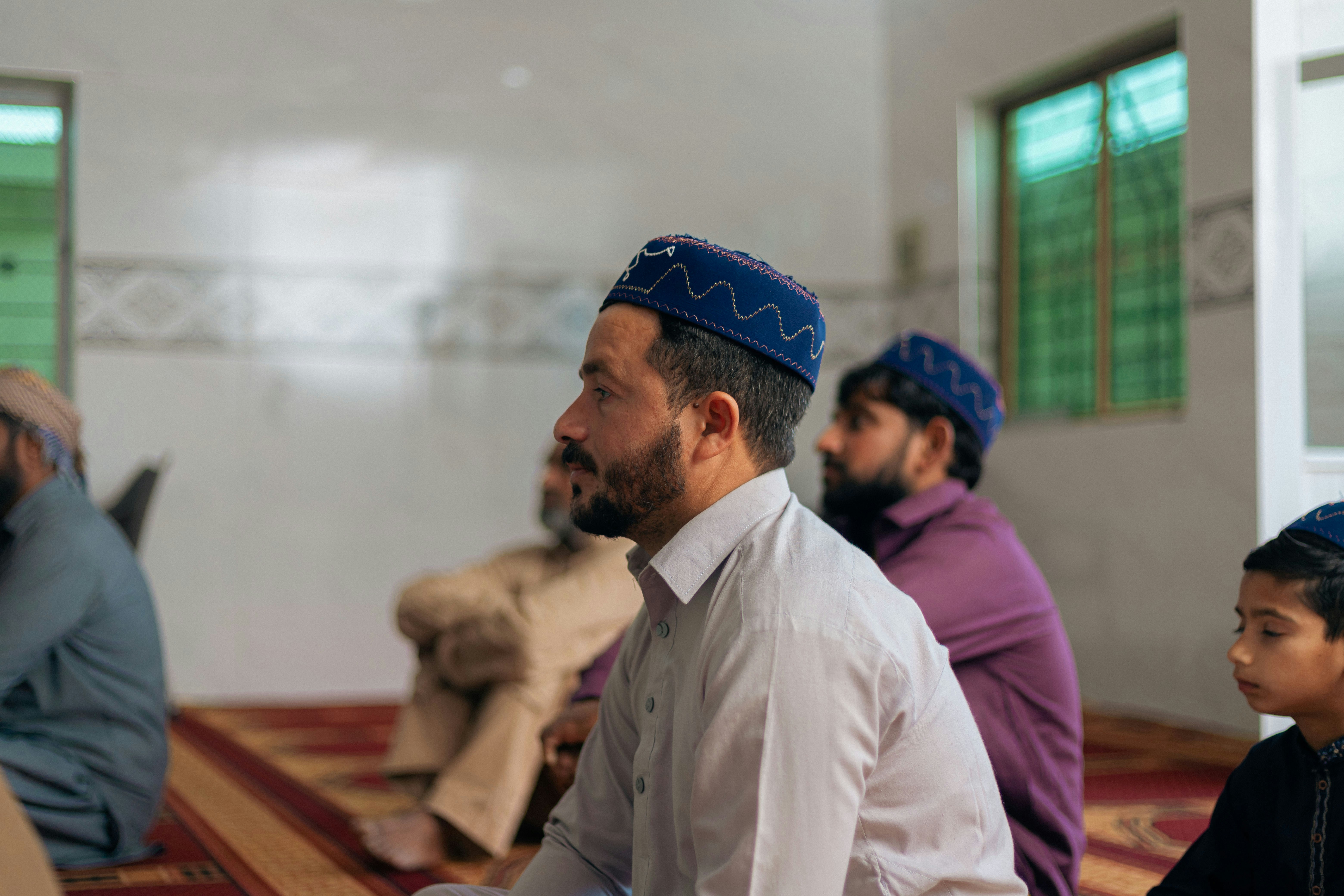 un grupo de hombres sentados en el suelo de una habitación
