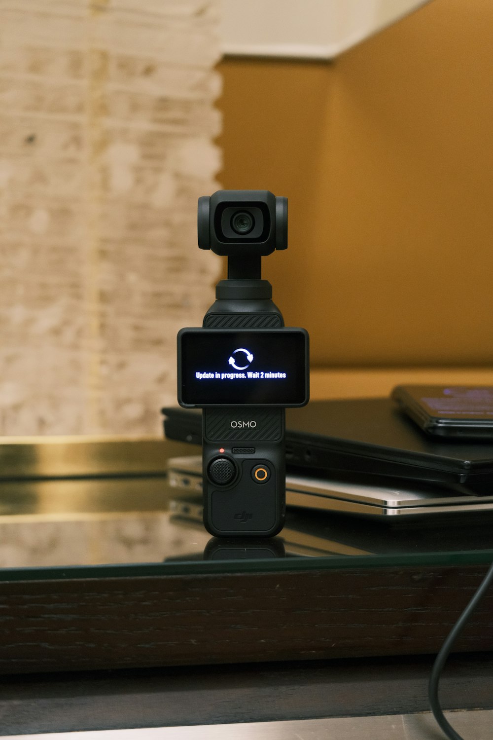 Une caméra est posée sur une table