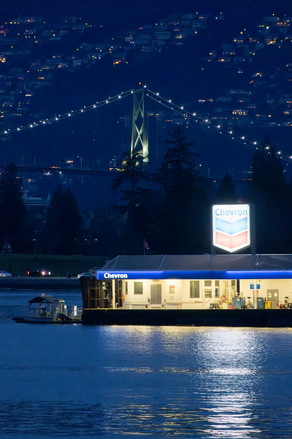 ein Restaurant auf dem Wasser mit einer Brücke im Hintergrund
