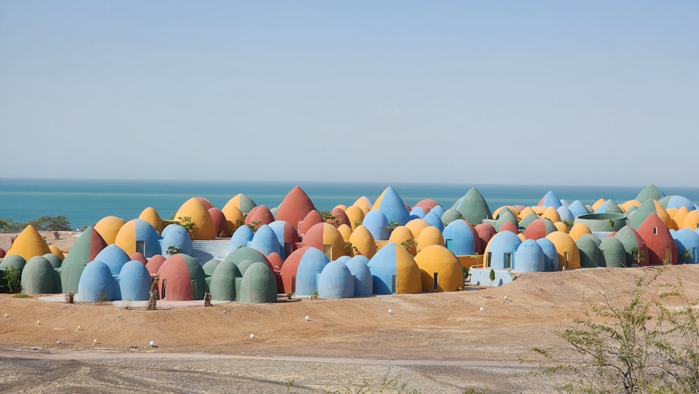 um grupo de cabanas de praia coloridas em uma praia
