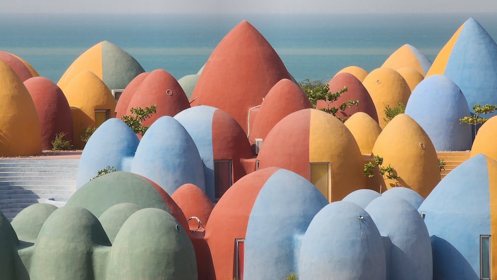 um grande grupo de edifícios coloridos ao lado do oceano