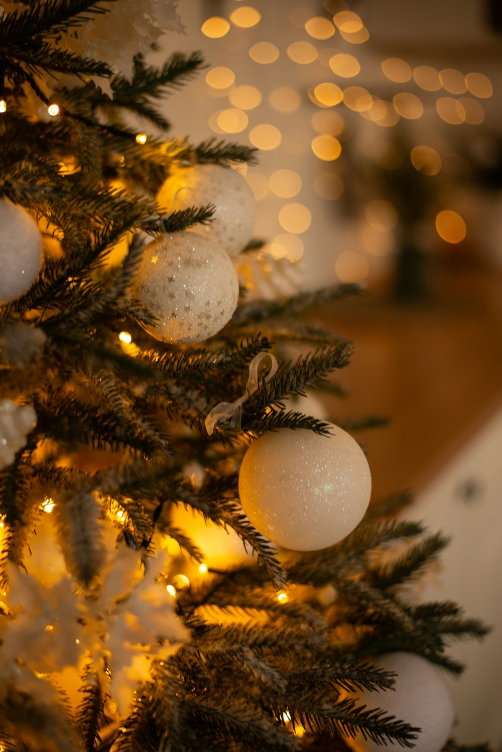 Un primer plano de un árbol de Navidad con luces